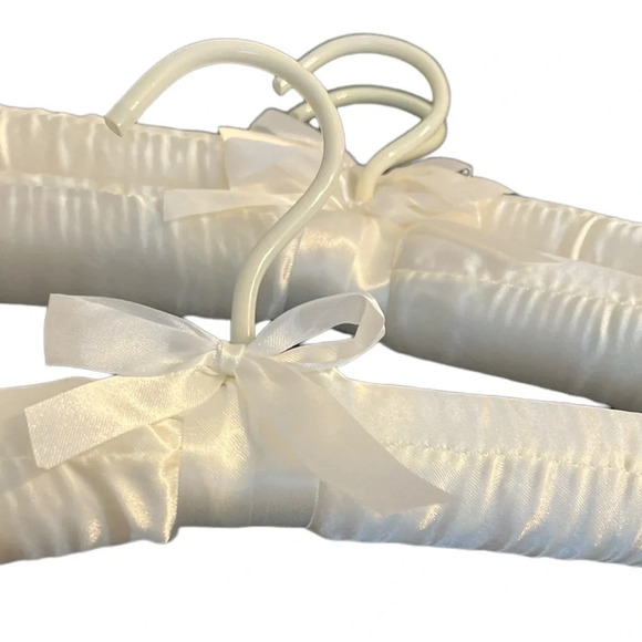 Padded Satin Hangers in sets of 3 Ivory with Beautiful Detail Bow - Picture 2 of 4